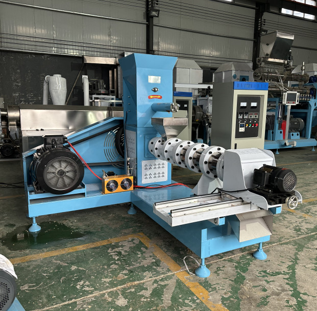 Máy sản xuất hạt thức ăn cá tự động 600-700 kg / DGP120 Pet Dog Cat Food Pellet Extruder
